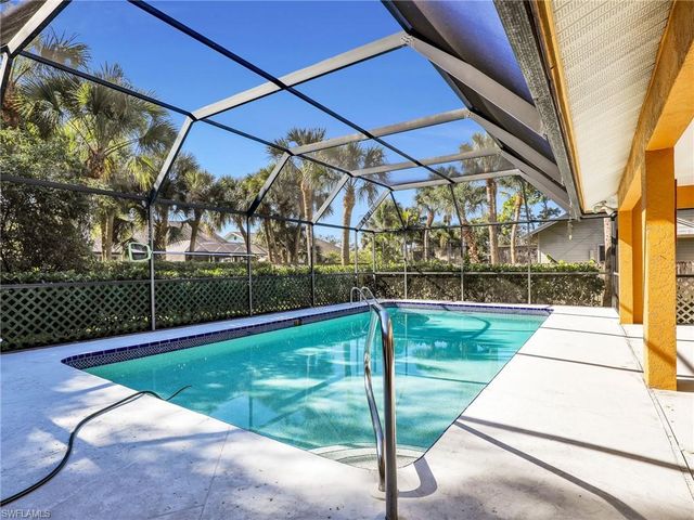 2474 Outrigger LN, Naples, FL 34104