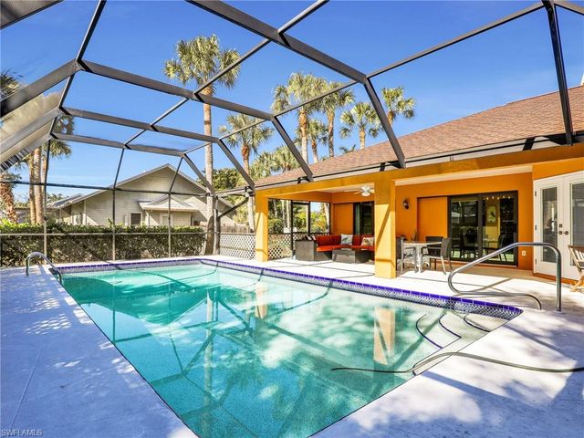 2474 Outrigger LN, Naples, FL 34104