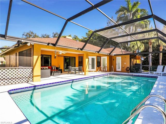 2474 Outrigger LN, Naples, FL 34104