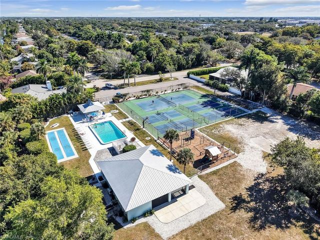 2474 Outrigger LN, Naples, FL 34104