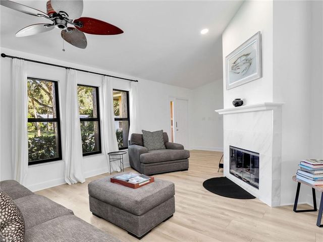 2474 Outrigger LN, Naples, FL 34104