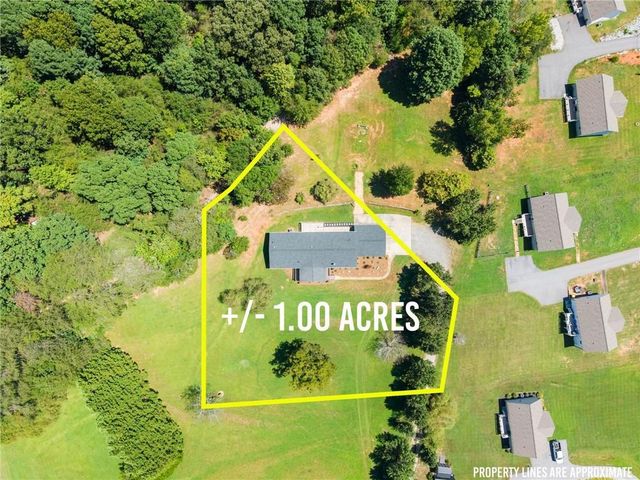 82 Bobbys Drive, Cleveland, GA 30528