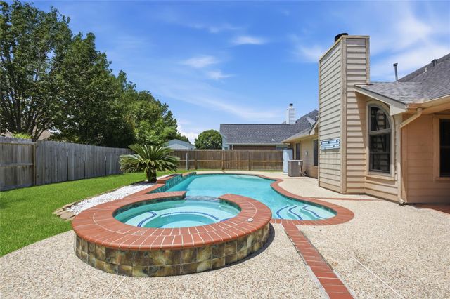 321 Spencer Landing W, La Porte, TX 77571