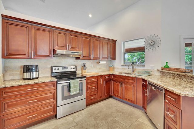 13805 Sheffield Street, Wellington, FL 33414