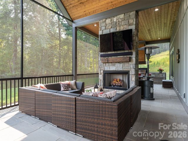 422 Ascension Valley, Horse Shoe, NC 28742
