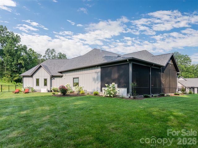 422 Ascension Valley, Horse Shoe, NC 28742