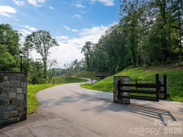 422 Ascension Valley, Horse Shoe, NC 28742