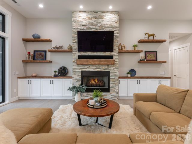 422 Ascension Valley, Horse Shoe, NC 28742