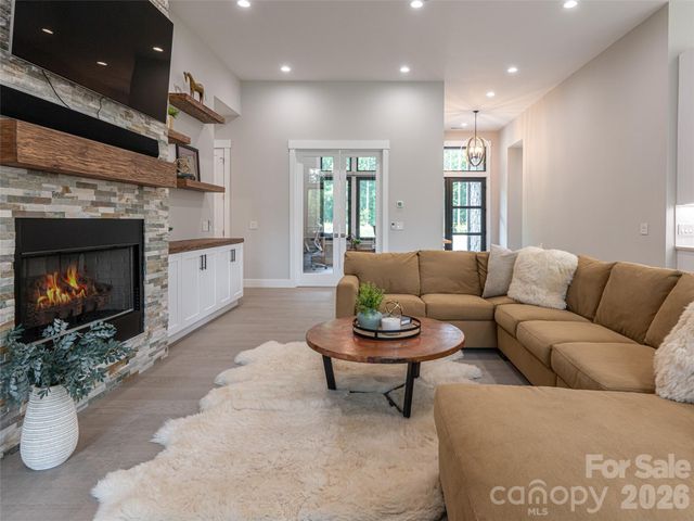 422 Ascension Valley, Horse Shoe, NC 28742