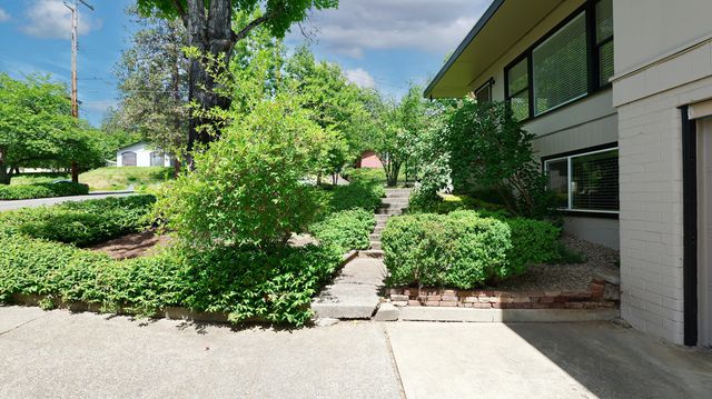 1141 NW Sunset Drive, Grants Pass, OR 97526