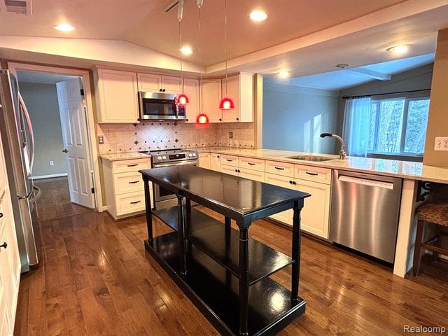 2695 Homewood Drive, Troy, MI 48098