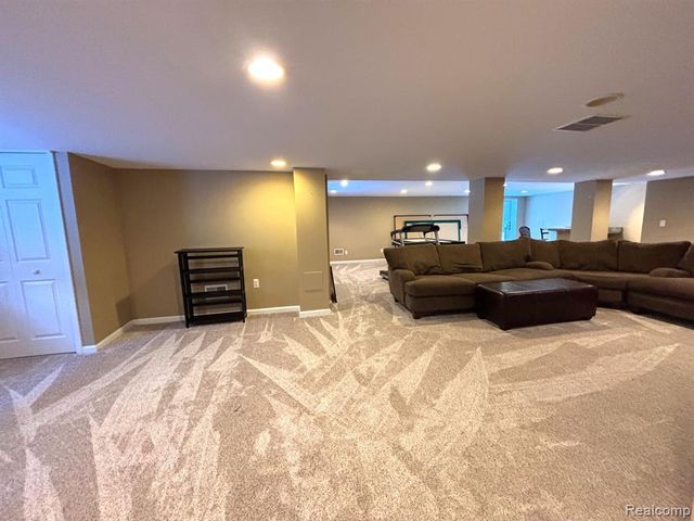 2695 Homewood Drive, Troy, MI 48098