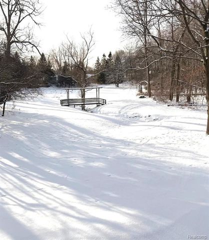 2695 Homewood Drive, Troy, MI 48098