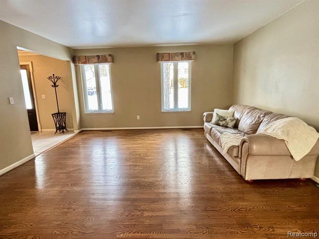 2695 Homewood Drive, Troy, MI 48098