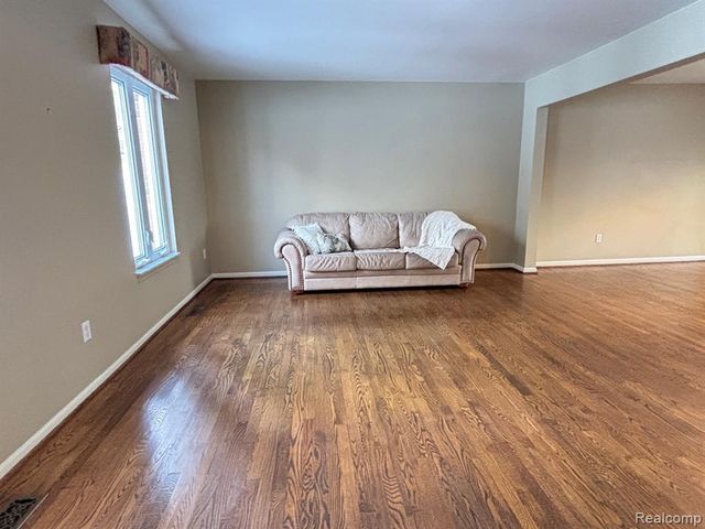 2695 Homewood Drive, Troy, MI 48098