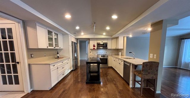 2695 Homewood Drive, Troy, MI 48098