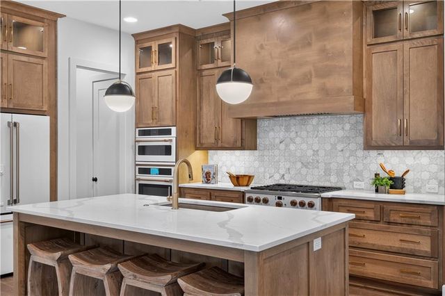 4017 W 67 Street, Prairie Village, KS 66208