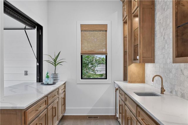 4017 W 67 Street, Prairie Village, KS 66208