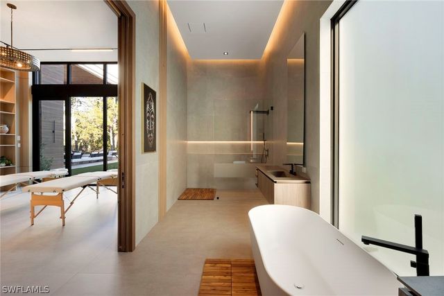 6616 Trail BLVD, Naples, FL 34108