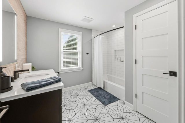 5973 N Bay Ridge AVENUE, Whitefish Bay, WI 53217