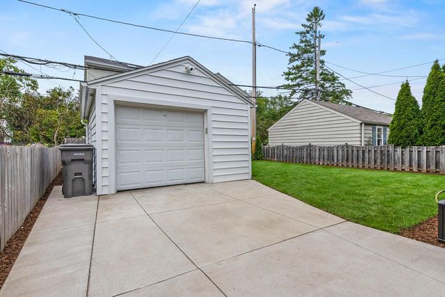5973 N Bay Ridge AVENUE, Whitefish Bay, WI 53217