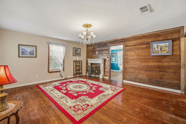 401 E Bridge Street, Granbury, TX 76048