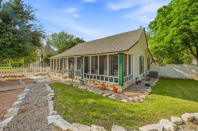 401 E Bridge Street, Granbury, TX 76048