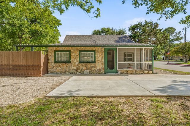 401 E Bridge Street, Granbury, TX 76048