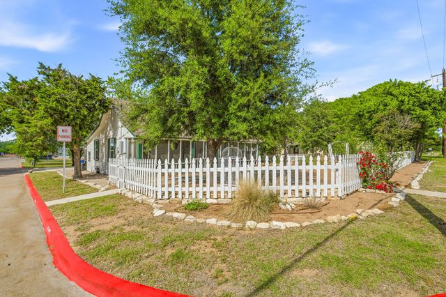 401 E Bridge Street, Granbury, TX 76048