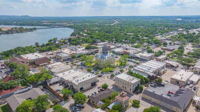 401 E Bridge Street, Granbury, TX 76048