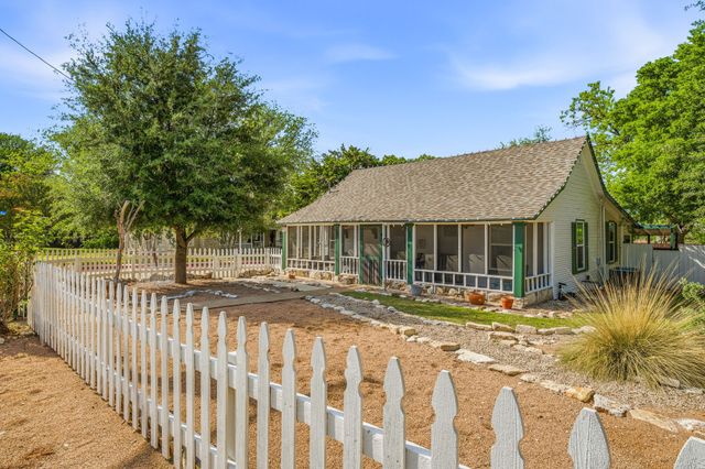 401 E Bridge Street, Granbury, TX 76048