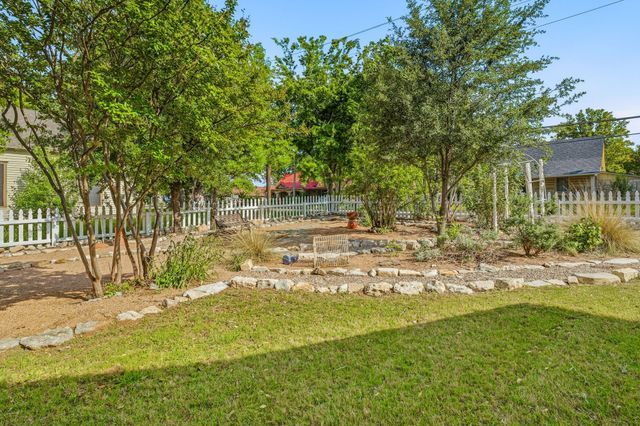 401 E Bridge Street, Granbury, TX 76048