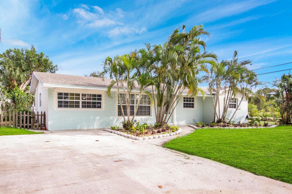 19185 SE Homewood Avenue, Jupiter, FL 33469