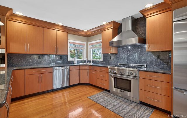 16 E Slope Road, Bayville, NY 11709