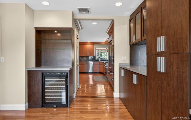 16 E Slope Road, Bayville, NY 11709