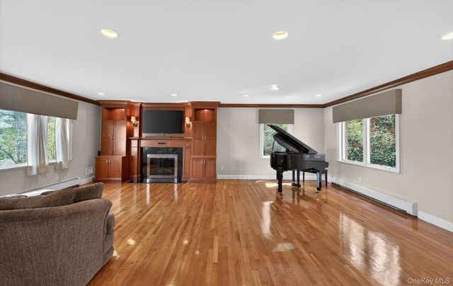 16 E Slope Road, Bayville, NY 11709