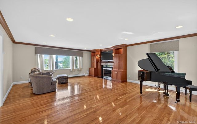 16 E Slope Road, Bayville, NY 11709