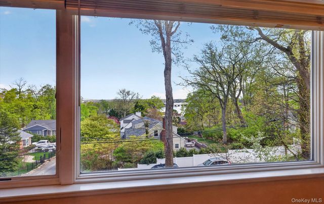 16 E Slope Road, Bayville, NY 11709