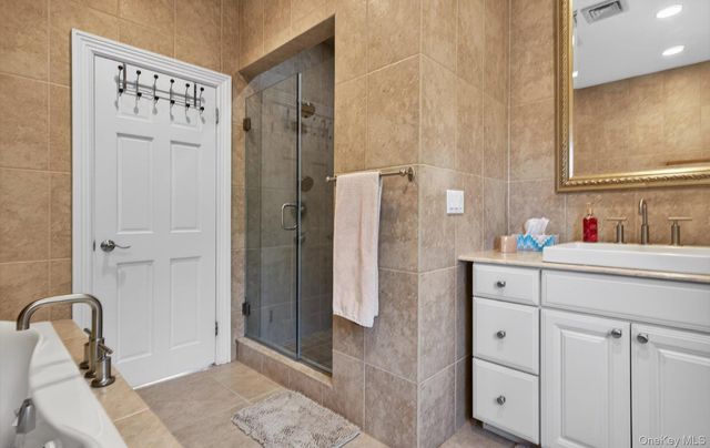 16 E Slope Road, Bayville, NY 11709