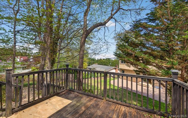 16 E Slope Road, Bayville, NY 11709