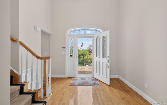 16 E Slope Road, Bayville, NY 11709