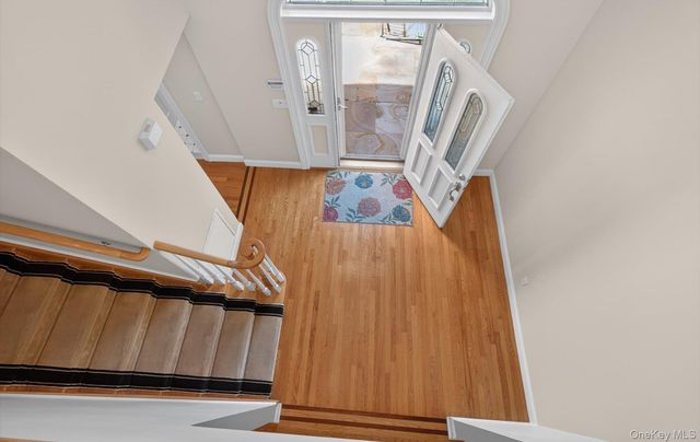 16 E Slope Road, Bayville, NY 11709