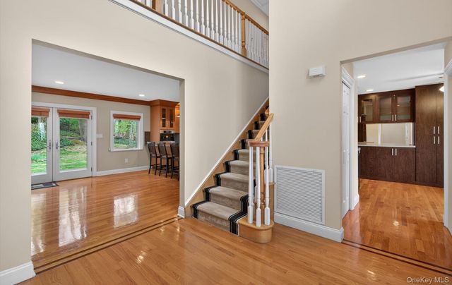 16 E Slope Road, Bayville, NY 11709