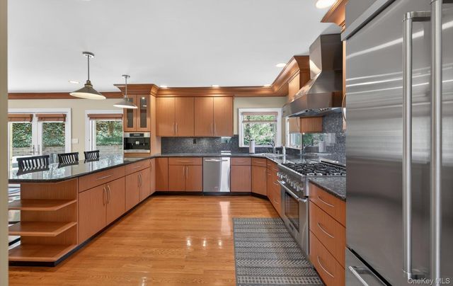 16 E Slope Road, Bayville, NY 11709