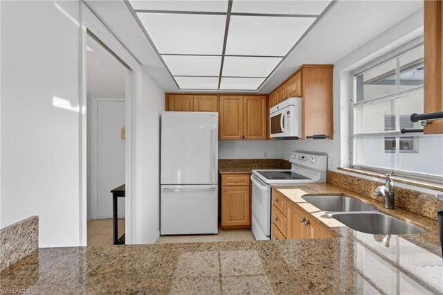 5 High Point CIR W # 303, Naples, FL 34103