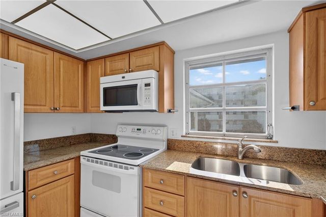 5 High Point CIR W # 303, Naples, FL 34103