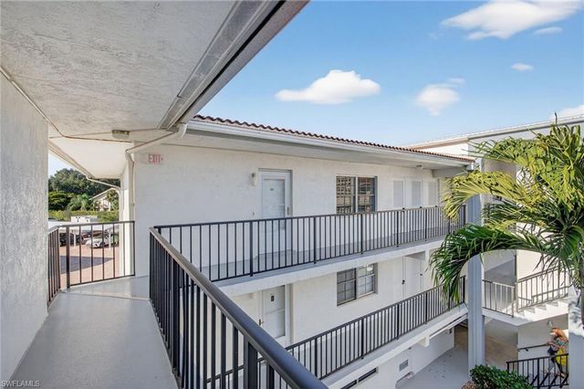 5 High Point CIR W # 303, Naples, FL 34103