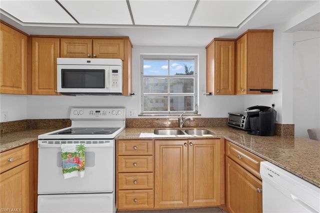 5 High Point CIR W # 303, Naples, FL 34103