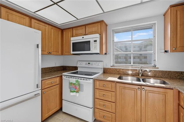 5 High Point CIR W # 303, Naples, FL 34103