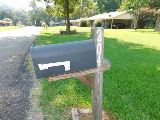 204 Yawn St., Collins, MS 39428